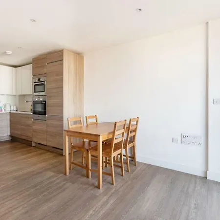 Bright 2bed W Balcony Near The Thames * Levisham