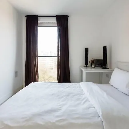 Bright 2bed W Balcony Near The Thames Levisham