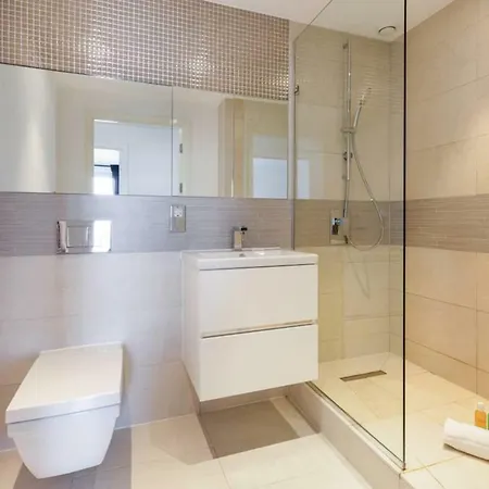 Bright 2bed W Balcony Near The Thames * Levisham